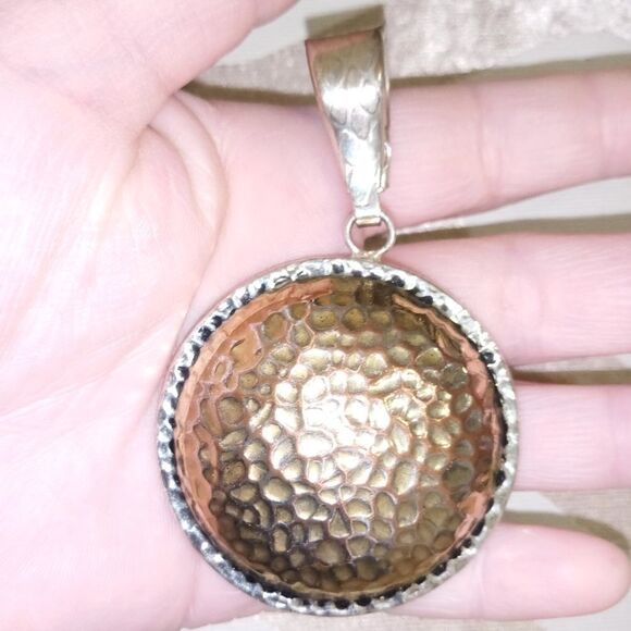 Large round Vintage copper and silver hammered pendant - Picture 1 of 6